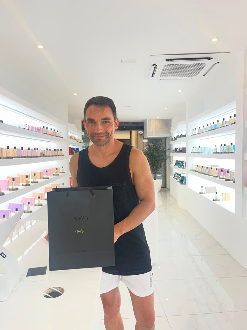 عميل في متجر MAD Parfumeur في برشلونة